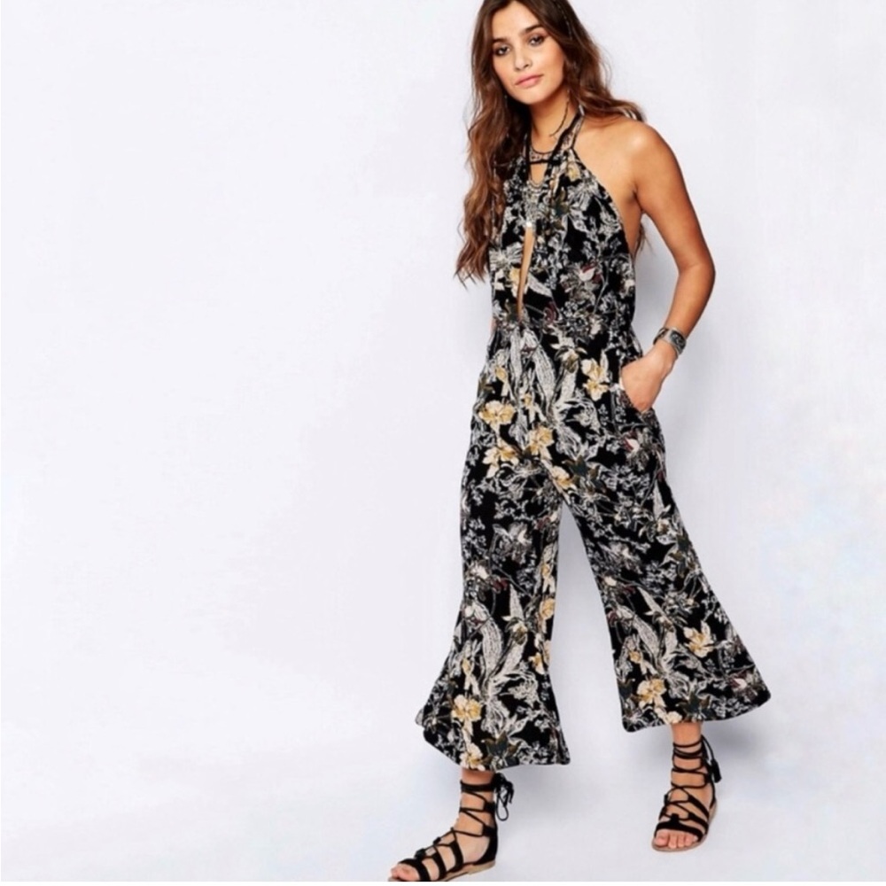 Free People Twisted Halter Sleeveless
Wide Leg Jumpsuit Black Floral Size 6